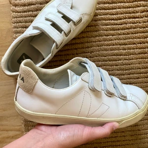 Veja sneakers, storlek 38  - Veja sneakers storlek 38  Använda några få gånger :)  Nypris 1300kr, köpta på arket i Göteborg.  Frakt betalas av köparen!  