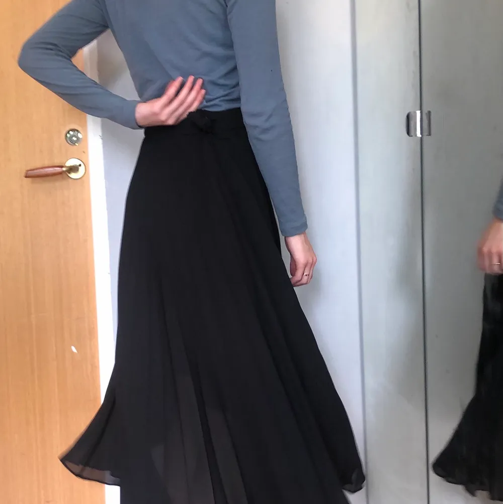 En svart flowy långkjol från CANDA. Den är tyvärr för stor för mig därför jag säljer. Bra skick! Köparen står för frakt🚙. Kjolar.