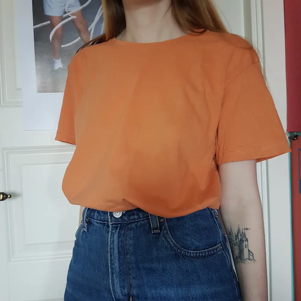 Orange basic tshirt, färgen är något ljusare än på bilden. Strl L, slim fit.. T-shirts.