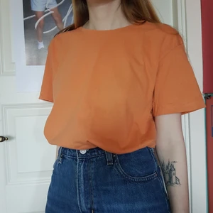 Orange t-shirt - Orange basic tshirt, färgen är något ljusare än på bilden. Strl L, slim fit.