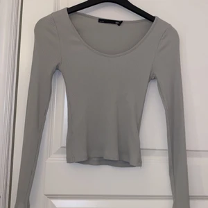 ribbad ljusgrön tröja - Super gullig ljusgrön tröja från lager 157.💗 Sparsamt använd och i bra skick. XS men kan passa S också eftersom den är rätt så stretchig💞 Tror inte att den går att köpa längre, köptes för 100kr!