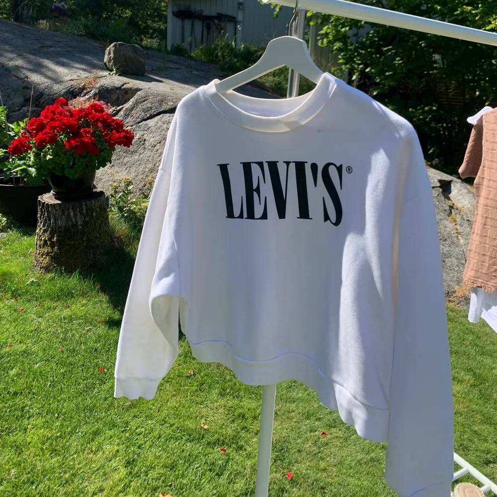 Fin sweatshirt från Levi’s, storlek S men passar även M för en tightare passform. Köptes för 700 och är aldrig använd🤍 bild 1 & 3 är lånade✨. Toppar.
