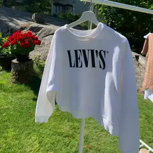 Fin sweatshirt från Levi’s, storlek S men passar även M för en tightare passform. Köptes för 700 och är aldrig använd🤍 bild 1 & 3 är lånade✨