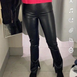 Skinn byxor  - Slits vid benet 