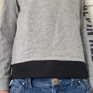 Calvin Klein grå tröja - Köpt på kidsbrandstore aldrig använd och har där av pris lappen kvar. Säljs inte längre 