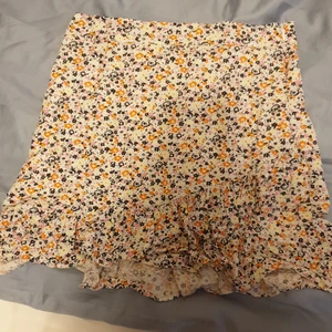 Blommig kjol - Från edited, i nyskick