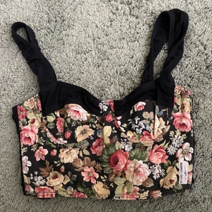 Korsett ish  - Korsett typ som är svart och blommig. Väldigt kort så man tröja liksom. Köpt second hand. Bra skick. 60kr+ frakt som köparen står för❣️🤟🏼