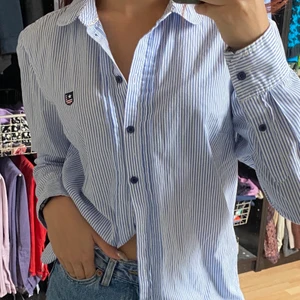 Bondelid skjorta  - Säljer denna vit o blå randiga skjortan från bondelid då den inte används längre! Storlek 36 och normal fit på mig som brukar ha xs. Säljer för 49kr + frakt 🚚  Skriv privat om ni är intresserade eller vill ha fler bilder!💓