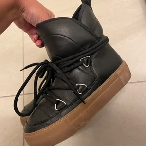 Vinter skor - Vinter skor från &other stories! Mycket fint skick. Storlek 36. I skinn material. Kan skicka eller mötas upp i Stockholms området!