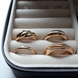 Croissant dome enkel minimalistisk statement ring - 4 ringar, 75/st 💛 Pris kan diskuteras, särskilt vid köp av alla eller flera💛 Croissantringen har små repor på "undersidan" Jag skickar gärna fler bilder om du vill💛