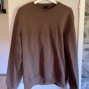 En jätteskön sweatshirt från H&M, storlek XS. Har knappt blivit använd! 🤎