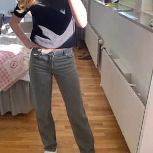 Gråa lågmidjade jeans - Säljer den här gråa jeansen köpta här på plick säljer den för dem ej passar mig. Dem är i nyskick och inga märken för användning, köpta på nakd skriv för fler bilder eller frågor ❤️❤️