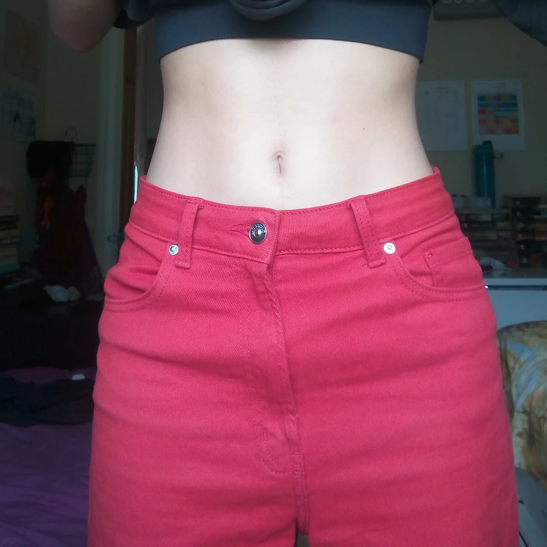 Röda high-waisted jeans 