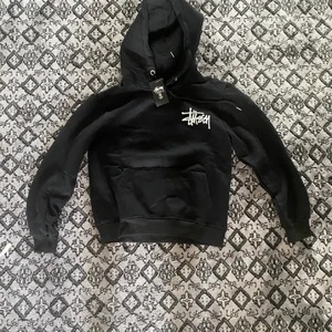 Stussy hoodie - Stussy hoodie oanvänd köpt i Stockholm. Unisex så den är mindre i storlek