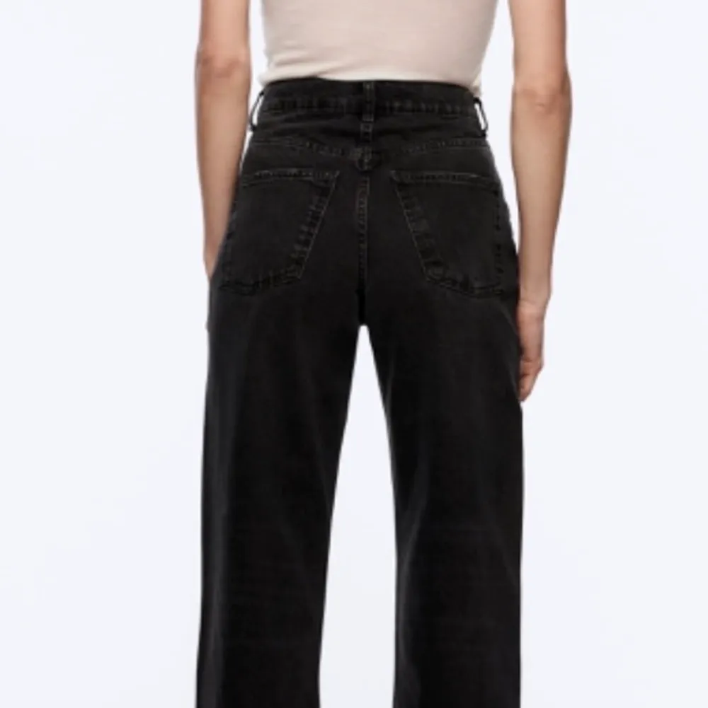 Hej! Säljer nu mina zara jeans, de är i storlek 44 men har inte använt dem en enda gång. Därav lappen kvar, superfina mörkgråa jeans. High waist full length! Nypris 399 säljer för 150 plus frakt❤️. Jeans & Byxor.