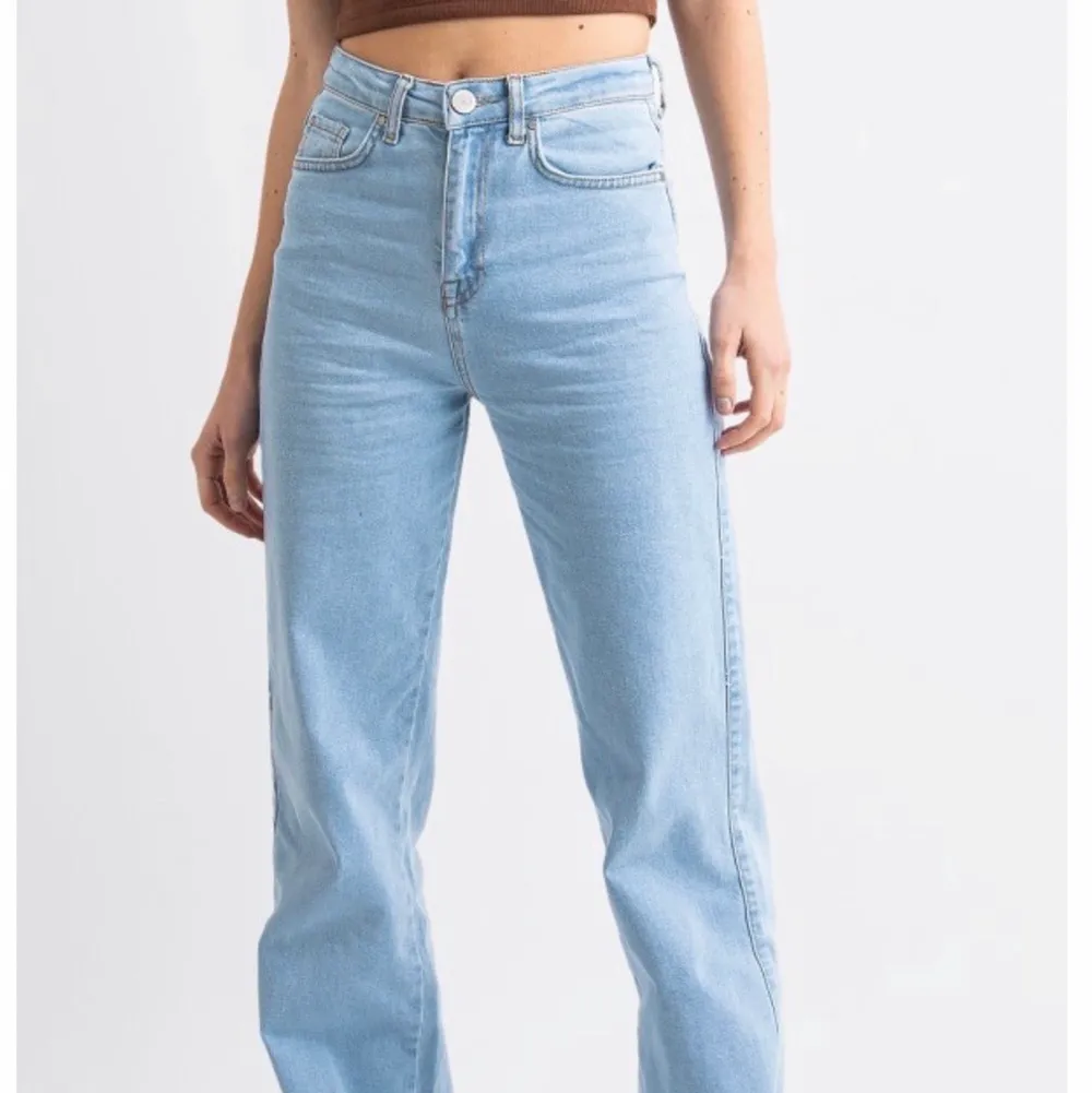 Suuper snygga jeans från madlady. Säljer pga att dom inte kommer till användning mer. Passar någon runt 160cm. Köpta för 549kr och säljer för 200 + frakt💓 kontakta om du undrar något🤍. Jeans & Byxor.