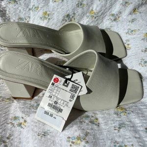 Zara klackskor  - Säljer dess klackar från zara. De är nyskick och har lappen kvar och och är i storlek 38. Skriv gärna vid frågor eller för fler bilder🌟