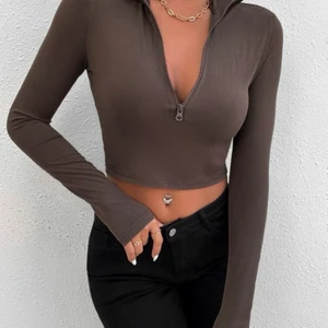 Brun topp - Säljer denna bruna topp då det inte är min stil längre. Endast använd 1 gång. Storlek M, men den sitter som xs-s.