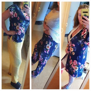 Plisserade byxor,topp,cardigan,blommigt set - Tre delar i plisserat blommigt tyg. Överdelarna i medium. Byxor i large. Hämtas eller skickas mot fraktkostnad   