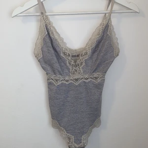 Body  - Grå spets body storlek SX  Stretchigt mjukt material med spets  Använd 1 gång för bild.