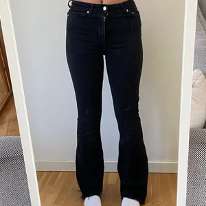 Bootcut jeans - Svarta jeans från zara, dem är lite åt det gråa hållet med slitningar längst ner
