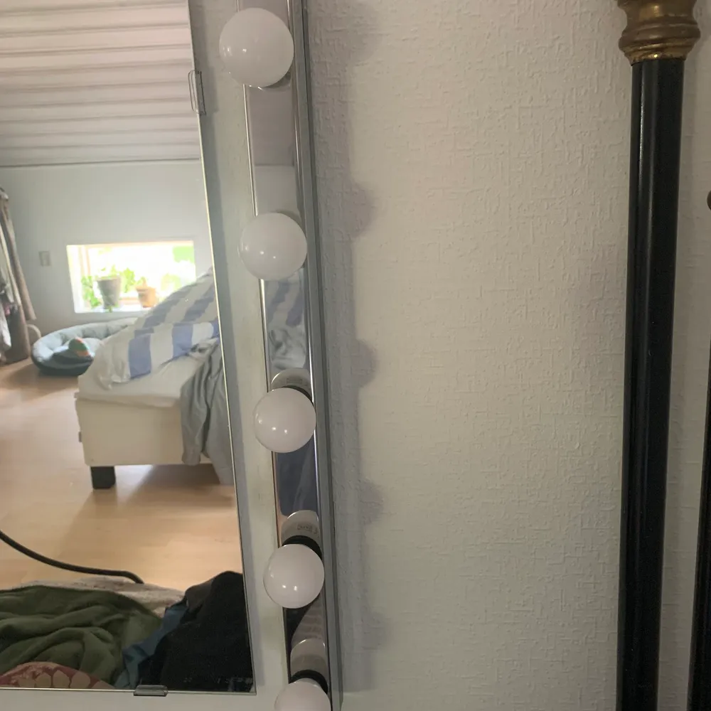 Två led vägglampor från Ikea, Ny pris 499kr styck, jag säljer en för 350 och två för 600kr. Fungerar och är i fint skick. OBS! Spegeln ingår inte. Hör av er vid intresse❤️. Accessoarer.