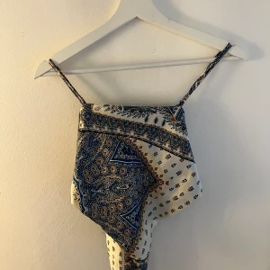 Linne - Linne från shein med knytrygg. Säljer då den inte kommer till användning Skriv för fler bilder💕