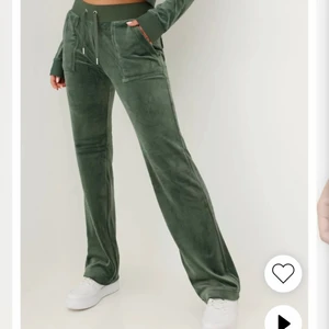 Juicy byxor - Jag säljer nu dessa fantastiska juicy byxorna. Dom är i storlek M och inköpta i våras på raglady i Göteborg. Dom är sparsamt använda och i fint skick, dem sitter perfekt på mig som vanligtvis är en S och 172 cm💕Byxorna är slutsålda!! Köp direkt för 800kr