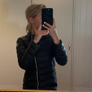 Moncler jacka  - Moncler jacka, vintage köpt i Paris. 152 elr mindre i storlek. Är 157 och den är tight o lite kort i ärmarna 