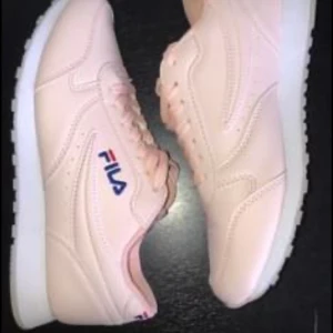 Fila skor - Aldrig använda då dom var för små, storlek 37 och är ganska rätt i storleken.