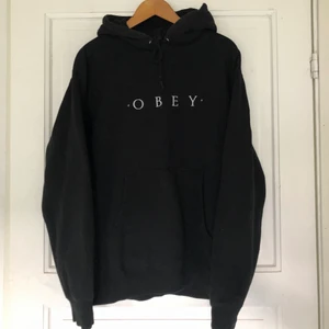 OBEY HOODIE - Obey hoodie köpt 2019. Bra skick och perfekt passform, oversized med större huva. Storlek M för män. Pris 1100 från början🌞 Frakt ingår.
