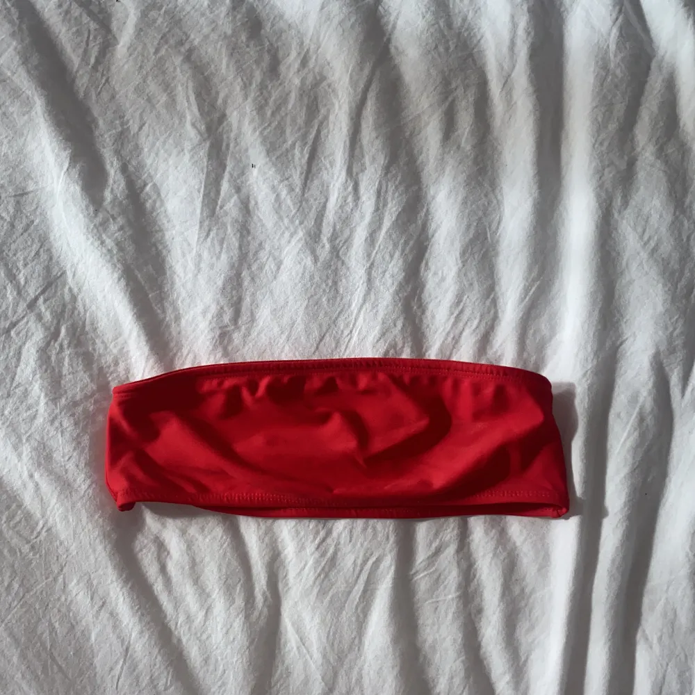 Röd bikini-bandeu från NA-KD 🤍 Köptes förra sommaren men har knappt kommit till användning då den e lite liten på mig🤍. Övrigt.