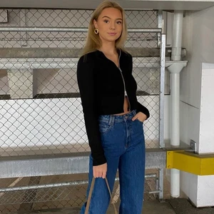 Tröja - Säljer denna zip tröja som man kan antingen ha helstängt eller som på bilden. Endast använd 2/3 gånger tycker den känns lite för liten. Storlek S - 100 kr 🥰