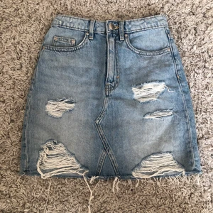 Jeanskjol - Säljer denna asfina kjol som ej kommer till användning! Perfekt till sommaren, sitter som en smäck! Köpta för 250:-, slut i butik💕