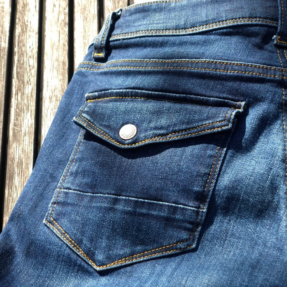 Ett par sjukt snygga jeans.💕💕 dem är utsvängda och har jätte snygga fickor. Skriv om ni är intresserade❤️ Lägg bud eller köp direkt för 300 kr. Jeans & Byxor.
