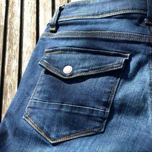 Ett par sjukt snygga jeans.💕💕 dem är utsvängda och har jätte snygga fickor. Skriv om ni är intresserade❤️ Lägg bud eller köp direkt för 300 kr