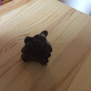 Prydnads elefant - Detta är en prydnad man kan sätta överallt te.x bredvid teven, nån hylla och kanske på sitt bord?