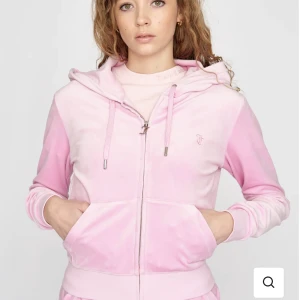 Rosa Juicy Couture Tröja - Säljer min rosa Juicy Couture tröja, matchande med byxorna i tidigare inlägg. Även tröjan är i storlek S och använd ungefär 2 gånger.