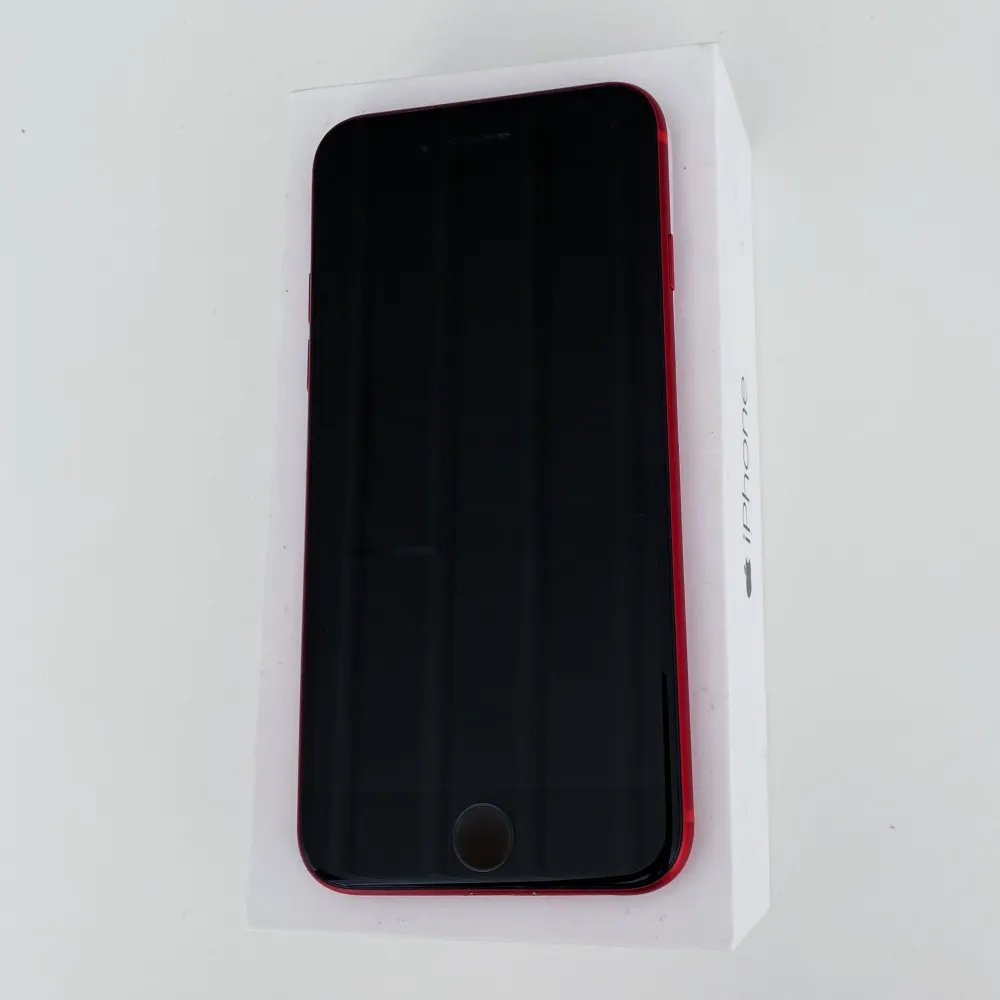 IPhone 8 röd i mycket bra skick!🦋  Ge bud •Inga sprickor eller repor i glaset •64GB  •Frakt tillkommer  Hör av er för mer info och bilder😊. Övrigt.