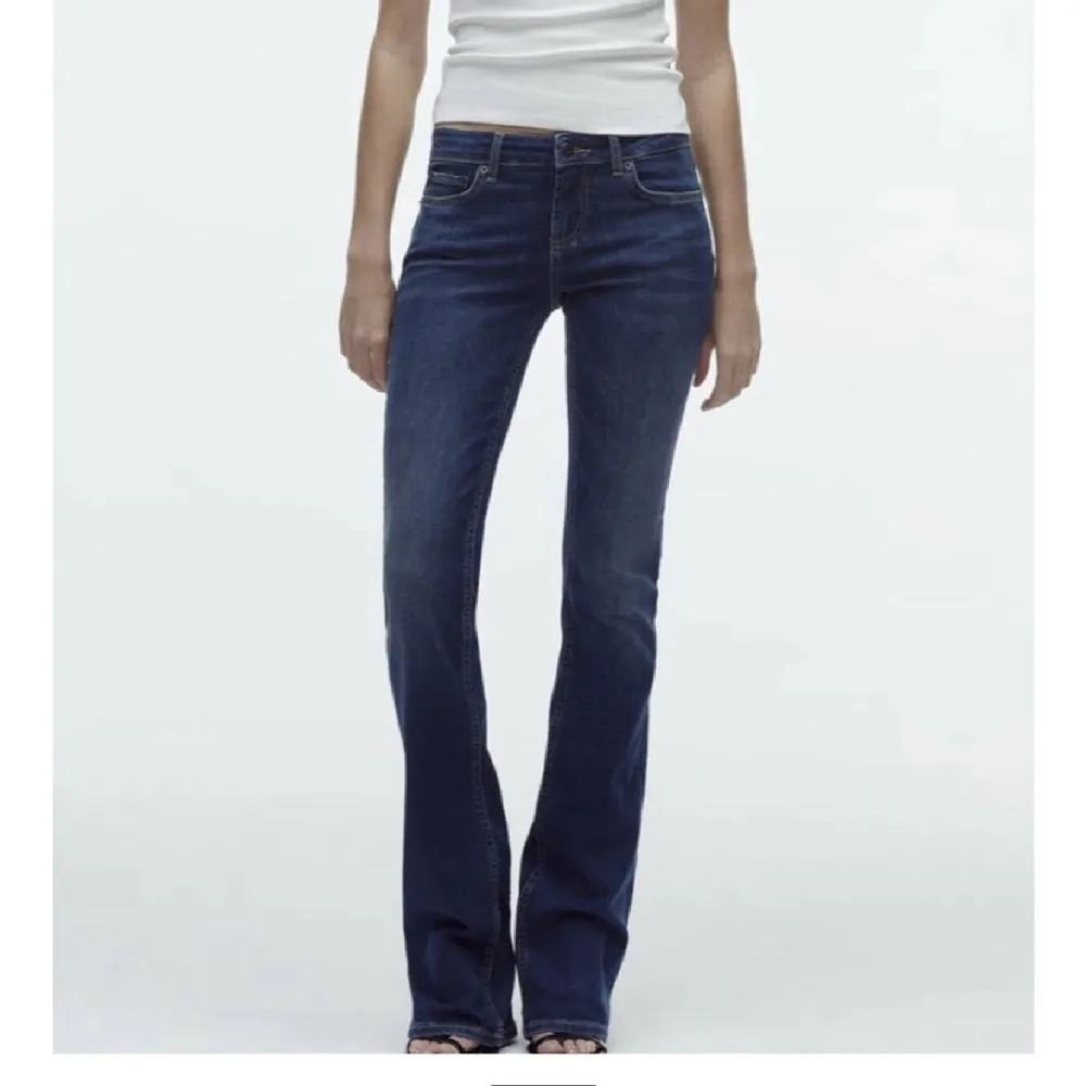 Säljer dessa utsvängda jeans från zara då de ej passar mig, använda Max 3 gånger, byter gärna mot ett par i 36❤️ skriv om du vill ha egna bilder!!❤️❤️. Jeans & Byxor.