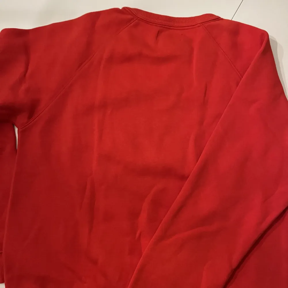 Säljer denna röda fina sweatshirt från Adidas. Enbart använd en enda gång. Det är en M!. Tröjor & Koftor.