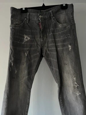 Dsquared Cool Guy Jeans Grey - Säljer mina otroligt feta dsquared byxor i grå. Haft dom i en del år men sparsamt använda. Patchen bak har släppt i ena hörnet men går att sy om man vill det. Cond 8.5/10 storlek 48 Självklart äkta! Köpta på farfetch för över 6000. 