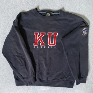 Vintage collegetröja  - Den perfekta vintage collegetröjan i storlek S med en boxig fit 🌼