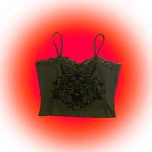Mörk grönt croppat linne med svarta fjärilar lite hullerombuller! 🪺