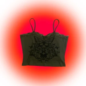 Croppat linne - Mörk grönt croppat linne med svarta fjärilar lite hullerombuller! 🪺