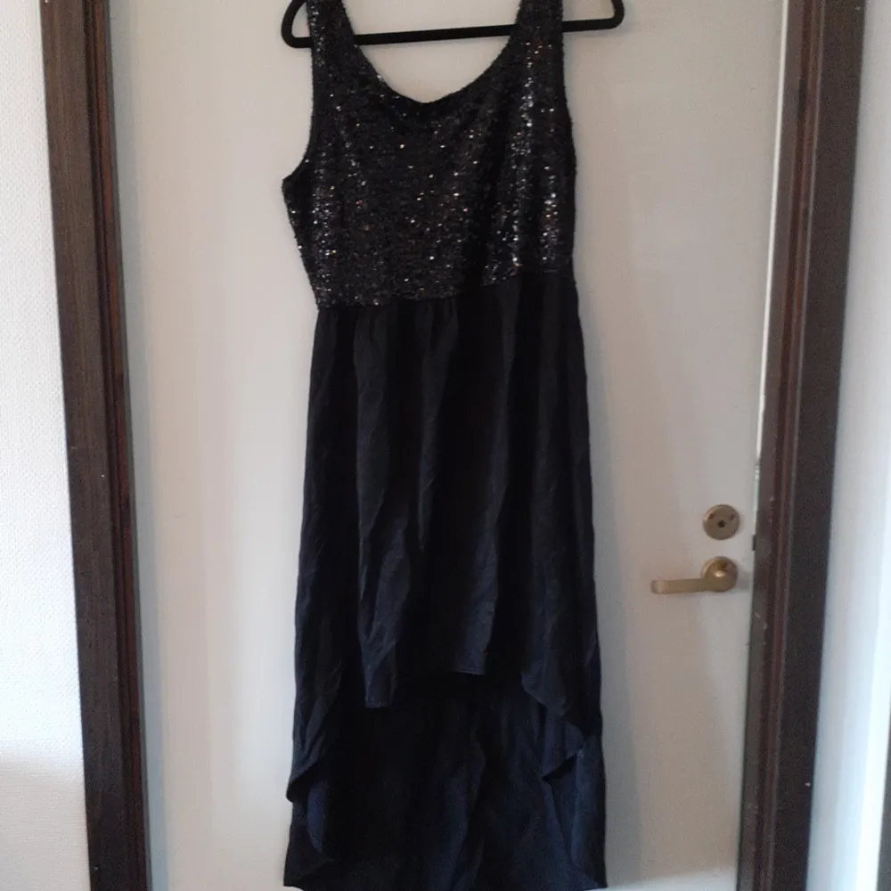 En svart klänning ned bar rygg. Klänningar.