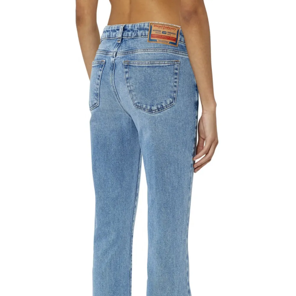 Säljer mina superfina lågmidjade bootcut jeans från diesel i storlek 25,32. Buda gärna 💖nypris 2000 kr, bud startar på 900 kr 🥰. Jeans & Byxor.