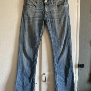 Lågmidjade jeans  - Lågmidjade flared jeans, säljer då dom inte används:// KÖP TVÅ PAR JEANS FRÅN MIN PROFIL OCH FÅ 30% RABATT DE BILLIGASTE!