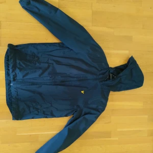 Vår jacka  - perfekt skick, tagen för 1000 kronor för år sedan.  Storlek m, med huva