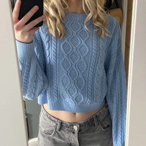 Tröja  - Kommer aldrig till användning. Från Gina Tricots unga avdelning och är storlek 146/152 men sitter bra på mig som har XS i tröjor 🫶